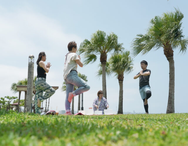 沖縄の楽園で織りなすヨガの調和：ビーチヨガの魅力